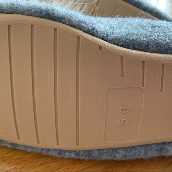 Slippers - Picture 3 of 4